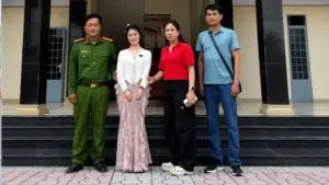 Đào Thị Trang, nữ nghi phạm thông thạo 3 ngoại ngữ, bị bắt sau gần 4 năm lẩn trốn tại Campuchia và được di lý về Việt Nam điều tra.