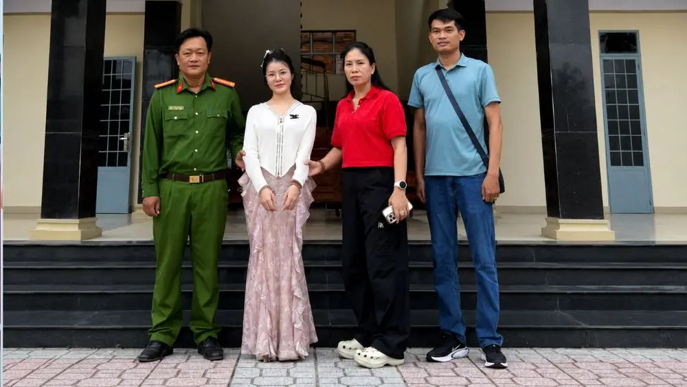 Đào Thị Trang, nữ nghi phạm thông thạo 3 ngoại ngữ, bị bắt sau gần 4 năm lẩn trốn tại Campuchia và được di lý về Việt Nam điều tra.