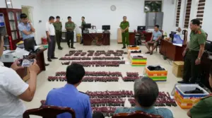 Công an triệt phá đường dây vận chuyển gần 9.300 kíp nổ điện từ Lào về Việt Nam bằng xe khách. Xem chi tiết vụ việc tại đây!