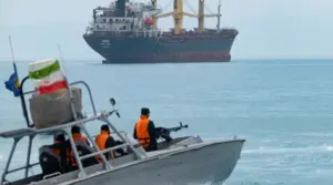 Iran tuyên bố tiếp tục kiểm soát eo biển Hormuz và phản ứng gay gắt sau phát ngôn của ông Trump về tuyến hàng hải chiến lược này.