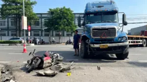 Vụ va chạm giữa xe đầu kéo và xe máy trên đường Lê Duẩn (Hải Phòng) rạng sáng 17/8 khiến 2 người đi xe máy tử vong. Cơ quan chức năng đang điều tra.