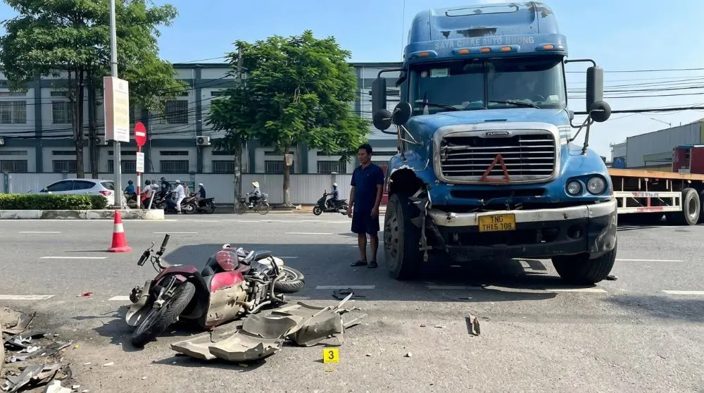Vụ va chạm giữa xe đầu kéo và xe máy trên đường Lê Duẩn (Hải Phòng) rạng sáng 17/8 khiến 2 người đi xe máy tử vong. Cơ quan chức năng đang điều tra.