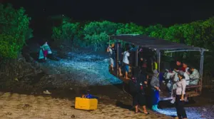 Hàng nghìn du khách tập trung từ 3h sáng, đi xe xích vượt bãi bồi lầy lội để kịp đón bình minh rực rỡ tại biển vô cực Hưng Yên.