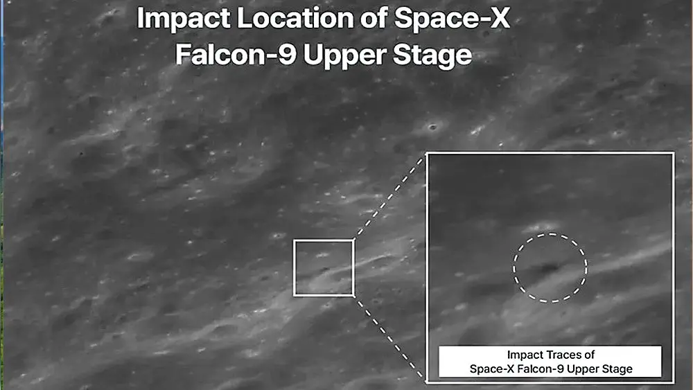 Ảnh chụp miệng hố mới trên Mặt Trăng, được tạo sau khi tầng trên tên lửa Falcon 9 của SpaceX va chạm bề mặt.