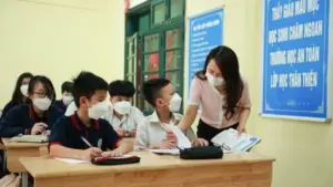 Quy định trợ cấp nghỉ hưu trước tuổi dành cho hiệu trưởng, giáo viên khi sáp nhập trường học và điều kiện hưởng chính sách theo luật.