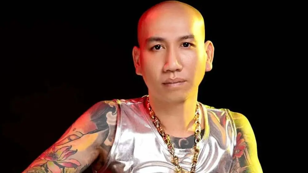 Vợ chồng "giang hồ mạng" Phú Lê bị khởi tố để điều tra cáo buộc liên quan hơn 107 tỷ đồng tiền bán hàng và hàng trăm hóa đơn khống.