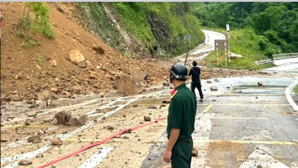 Sạt lở do mưa lớn tại nhiều tuyến quốc lộ ở Thanh Hóa, lực lượng chức năng khẩn trương cảnh báo, phân luồng và khắc phục sự cố.