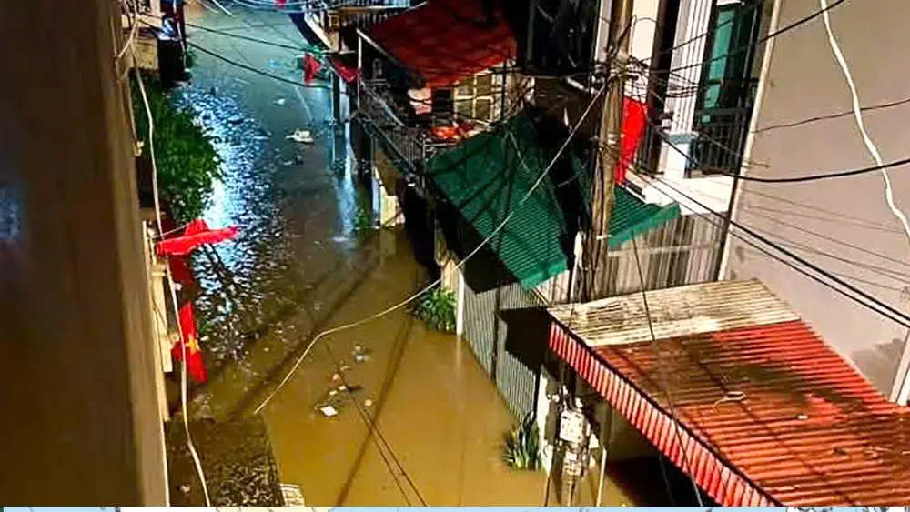 Mưa lớn ở Lạng Sơn khiến nước dâng gần 2m tại Thất Khê, khoảng 650 hộ dân bị ảnh hưởng, hơn 2.600 người được sơ tán trong đêm.