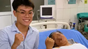 Nam sinh trường y Phạm Tuấn Hùng hỗ trợ ép tim cứu sống nạn nhân ở biển Hải Hòa, câu chuyện lan tỏa tinh thần sơ cứu và lòng nhân ái.