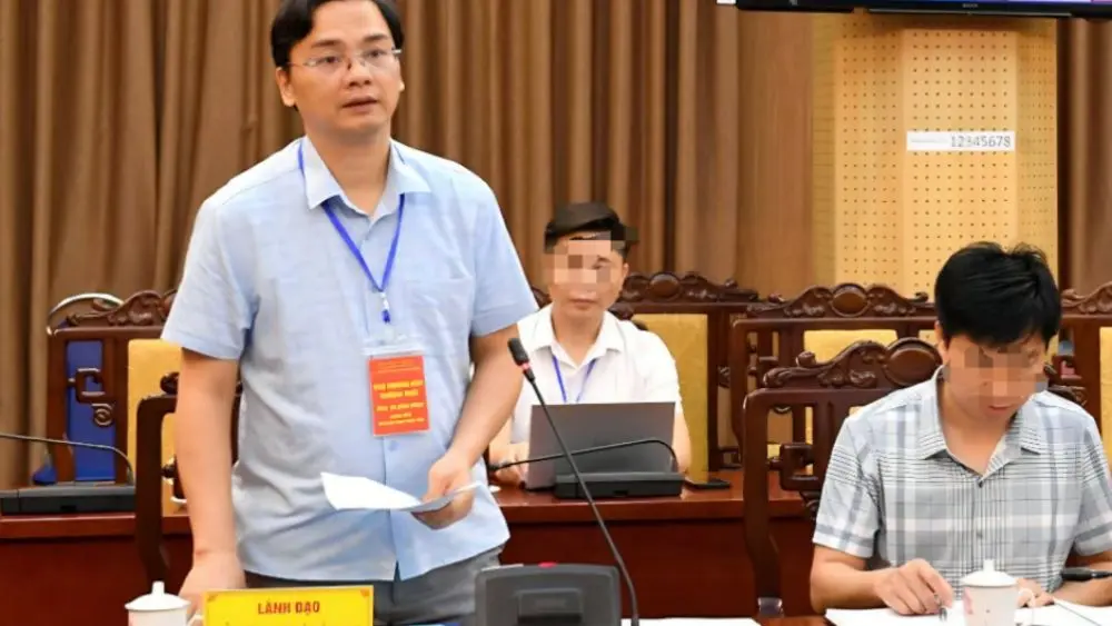 Giám đốc Sở GD&ĐT Tuyên Quang Vũ Đình Hưng bị đình chỉ công tác trong bối cảnh vụ điểm thi bất thường.