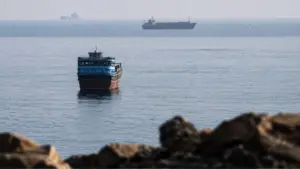 Eo biển Hormuz tiếp tục đình trệ giữa xung đột Iran, với 3 kịch bản có thể xảy ra và tác động lớn đến nguồn cung năng lượng toàn cầu.
