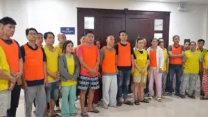 Cảnh sát đột kích 11 địa điểm tại TP HCM, Cần Thơ và An Giang, triệt phá đường dây cá độ qua mạng, khởi tố 26 người.