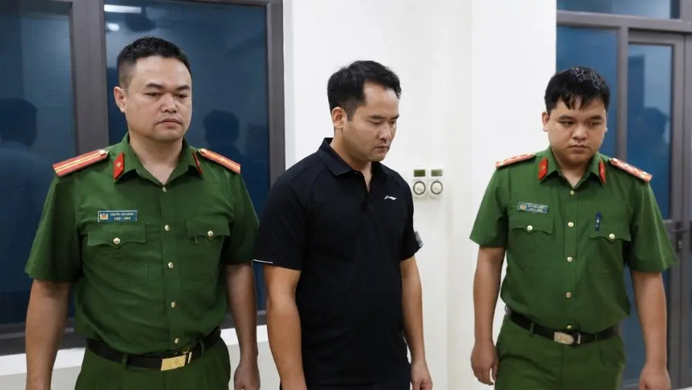 Nguyễn Văn Anh, Giám đốc Công ty Anh Hương, bị bắt để điều tra sai phạm trong vụ bờ kè đổ sau bão Yagi.
