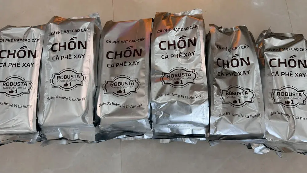Khởi tố chủ cơ sở cà phê Nguyễn Thành Bình vì sản xuất, buôn bán cà phê giả. Xem chi tiết vụ việc và tang vật bị thu giữ.