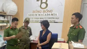 Bị truy nã 9 năm, nữ giám đốc phẫu thuật thẩm mỹ gương mặt bị bắt giữ để phục vụ điều tra, hé lộ diễn biến vụ án.