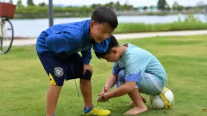 Không gian vận động cho trẻ có thể được mở rộng từ gia đình, môn thể thao yêu thích đến môi trường sống thuận tiện, an toàn.