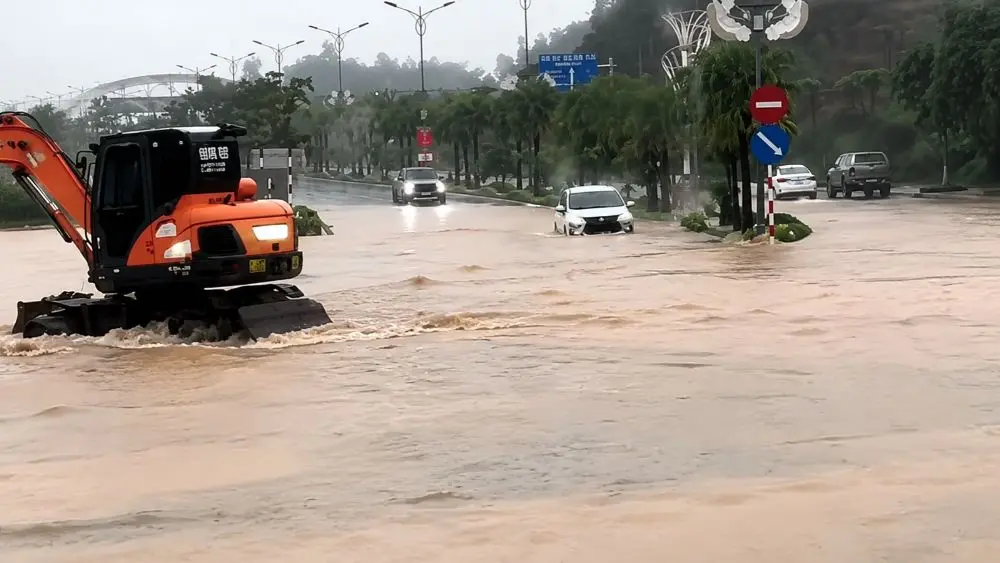 Bão số 4 gây mưa lớn, khiến nhiều tuyến đường tại Quảng Ninh ngập sâu, giao thông gặp khó khăn