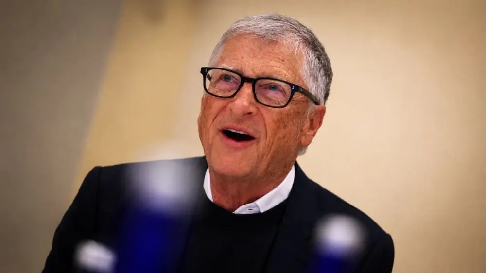 Bill Gates cảnh báo AI có thể thay đổi mạnh thị trường lao động, khiến nhiều công việc văn phòng và chân tay đứng trước nguy cơ bị thay thế.