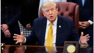 Tổng thống Donald Trump dọa trừng phạt người phát tán thông tin Mỹ thiếu đạn dược, làm dấy lên nhiều tranh luận về an ninh và quốc phòng.