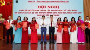 Hải Phòng sắp xếp lại trường học, đồng thời công bố quyết định bổ nhiệm cán bộ quản lý giáo dục tại phường Hồng Bàng.