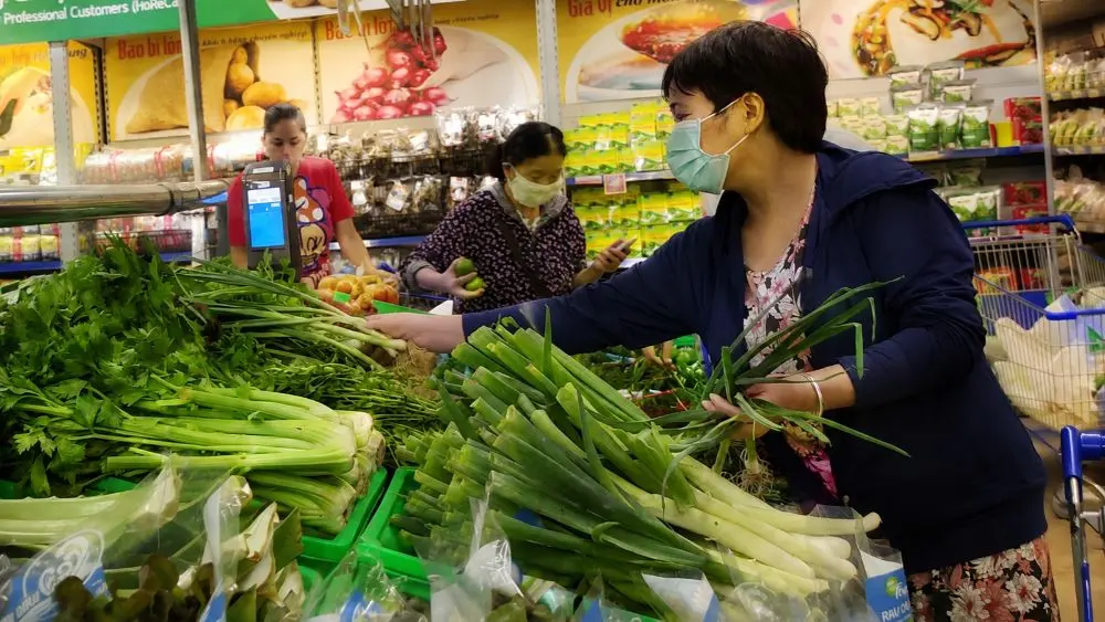 Người Việt ăn thịt gấp đôi mức khuyến nghị, trong khi lượng rau quả tiêu thụ còn thấp, cho thấy chế độ ăn cần được cân bằng hơn.