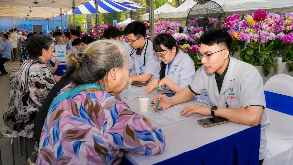 Người Việt sống thọ hơn nhưng đối mặt nhiều bệnh mạn tính. Chuyên gia khuyến cáo người cao tuổi chủ động dinh dưỡng, vận động và phòng bệnh.