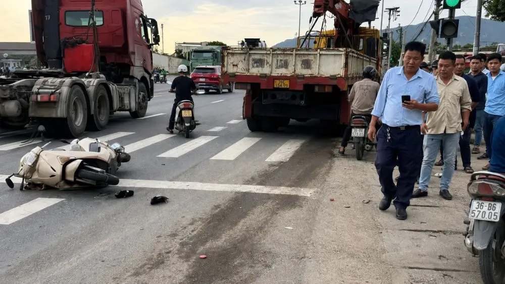 Ô tô tải gắn cẩu bất ngờ mất lái, tông 4 xe máy đang dừng chờ đèn đỏ trên quốc lộ 1 ở Hà Tĩnh, khiến 3 người bị thương.