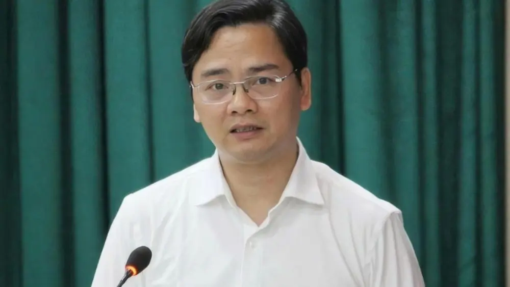 Giám đốc Sở Giáo dục và Đào tạo Tuyên Quang Vũ Đình Hưng bị đình chỉ công tác sau vụ điểm thi bất thường tại trường chuyên.