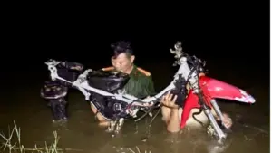 5 đối tượng bị cáo buộc chặn đường, chém người để cướp xe máy lúc nửa đêm, vụ việc đang được cơ quan công an điều tra.