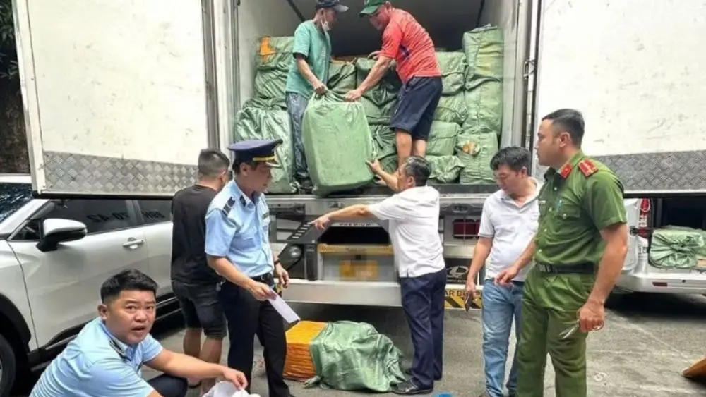 Phát hiện xe tải chở gần 17 tấn trứng non, lòng heo và nhiều thực phẩm không rõ nguồn gốc, đang trên đường vận chuyển.