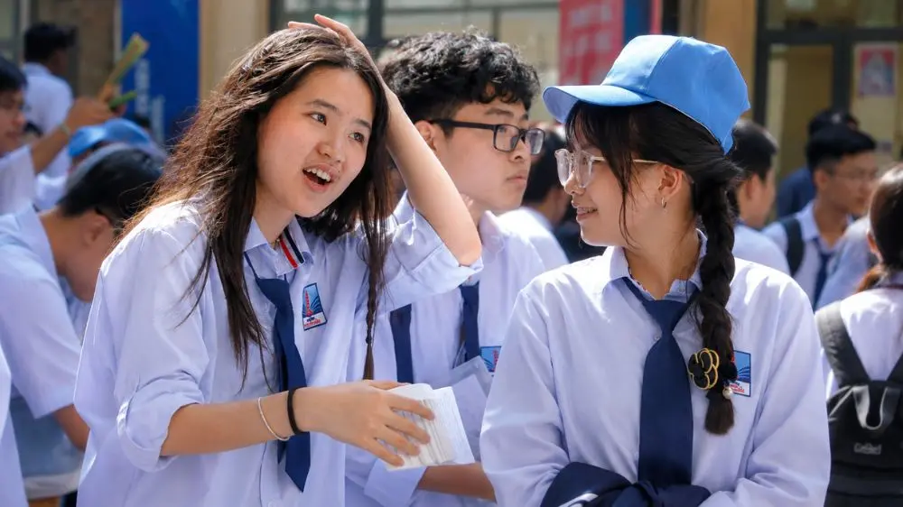 Học sinh công lập được miễn học phí, trong khi học sinh tư thục được hỗ trợ theo mức học phí trường công. Chính sách áp dụng năm học 2026-2027.
