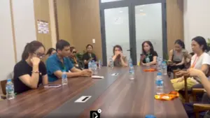 Thông tin mới vụ trường quốc tế PennSchool bất ngờ đóng cửa đúng ngày tựu trường, khiến nhiều phụ huynh tập trung làm việc với nhà trường.