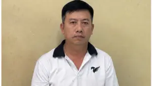 Trưởng ban quản lý chung cư ở TP HCM bị bắt, điều tra hành vi lợi dụng chức vụ để bán trái phép căn hộ tái định cư.