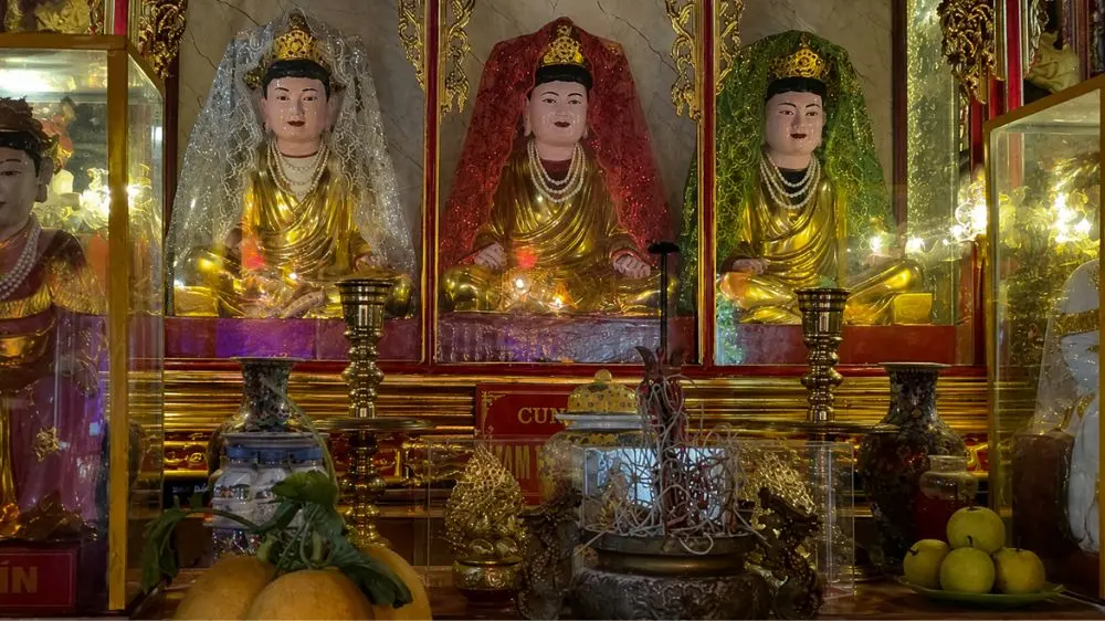 Đền Vạn Chài ở Hải Phòng thờ Tứ vị Thánh Nương, các vị thần nữ được người dân miền biển tôn kính và cầu mong che chở.