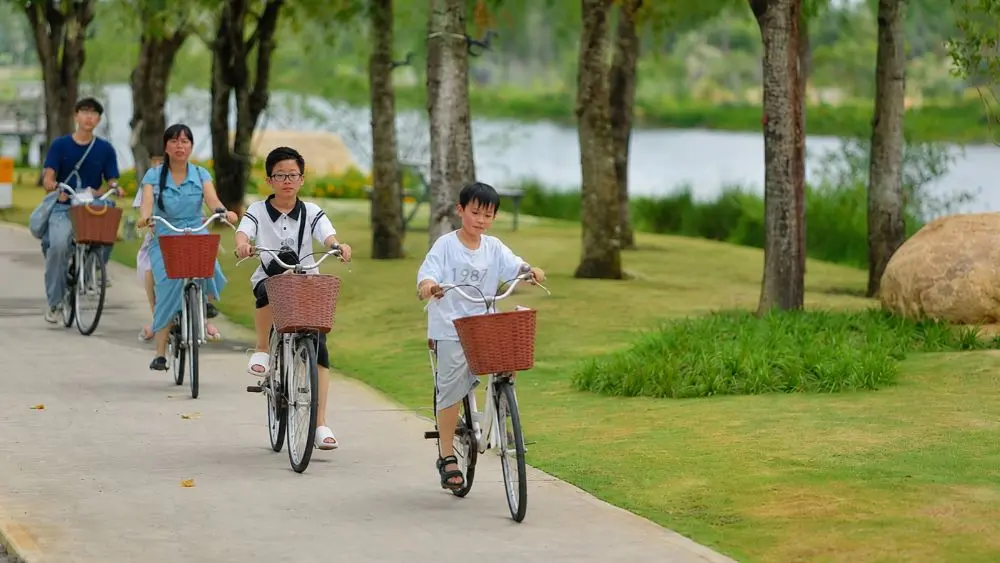 Không gian vận động cho trẻ có thể được tạo từ những hoạt động quen thuộc như đạp xe, đi bộ và vui chơi trong môi trường sống phù hợp.