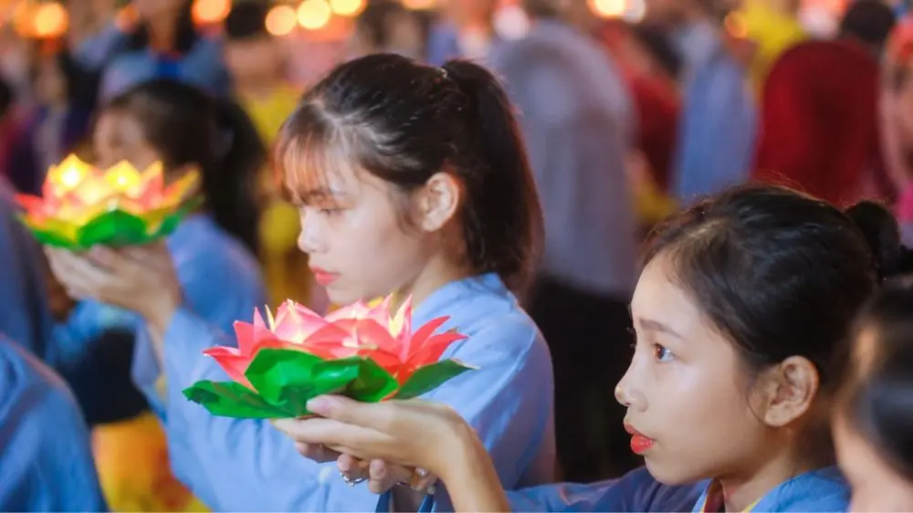 Mùa Vu Lan gợi nhớ người mẹ tảo tần, cả đời hy sinh, nhường phần ngon và chắt chiu từng bộ quần áo cho các con.