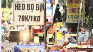 Giá thịt heo giảm so với những tháng trước nhưng sức mua tại chợ truyền thống vẫn ì ạch, tiểu thương mong chờ khách.