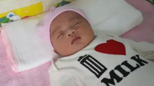 Trẻ sốt cần được nghỉ ngơi, mặc thoáng và chăm sóc đúng cách. Cha mẹ nên tránh những sai lầm có thể khiến trẻ khó chịu hơn.