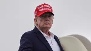 Ông Trump phát động “chiến tranh kinh tế” với Iran, đe dọa trừng phạt các nước hỗ trợ Tehran và thúc đẩy cô lập kinh tế chưa từng có.