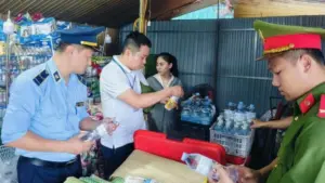 Phát hiện người phụ nữ tự rót nước vào chai mang nhãn hiệu nổi tiếng để bán, lực lượng chức năng kiểm tra và thu giữ hàng hóa liên quan.