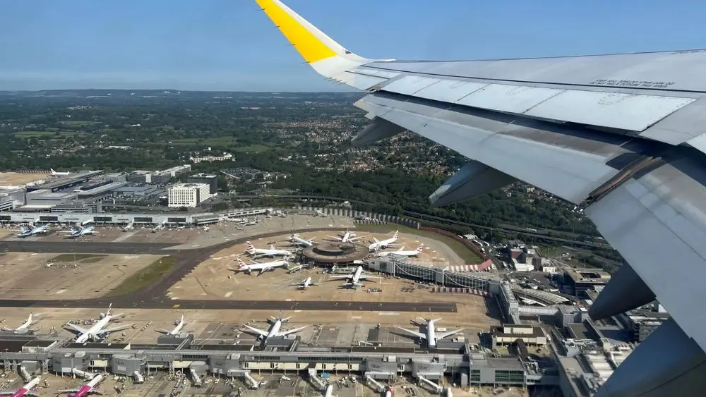 UFO được ghi nhận xuất hiện gần máy bay chở khách khi hạ cánh tại sân bay Gatwick, thu hút sự chú ý và nhiều tranh luận.