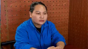 Người phụ nữ giả công an nhận "chạy án", chiếm đoạt hàng trăm triệu đồng rồi bị cơ quan điều tra khởi tố.
