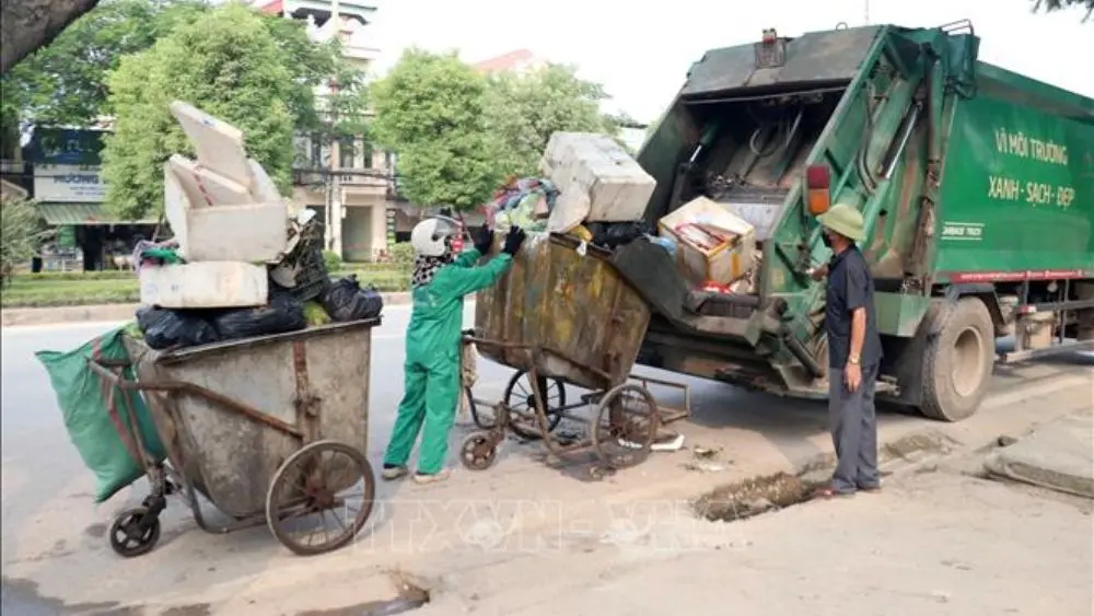 Hải Phòng gấp rút xử lý rác thải ùn ứ sau nhiều tuần, hàng trăm tấn rác trong khu dân cư được thu gom, giải phóng.