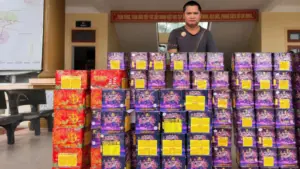 Khởi tố Đoàn Quý Hợi về hành vi mua bán hàng cấm sau khi công an phát hiện, thu giữ gần 300kg pháo hoa nổ trái phép.