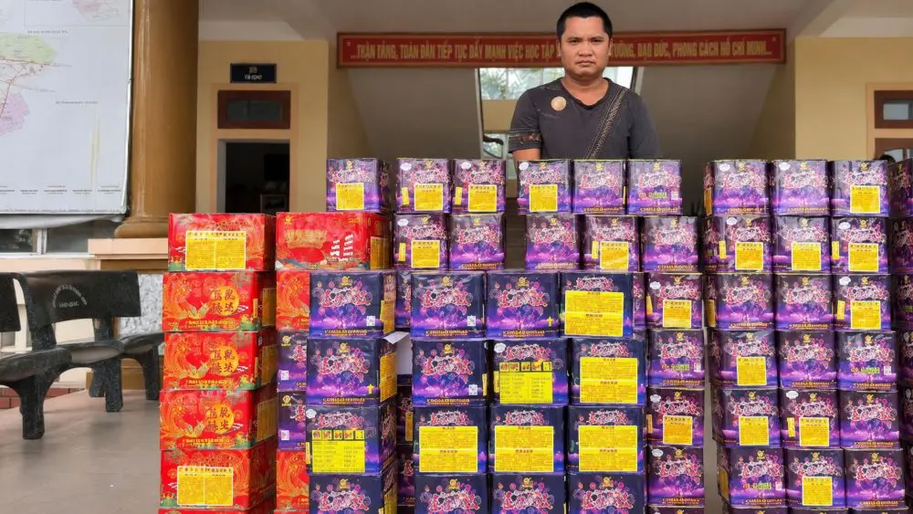 Khởi tố Đoàn Quý Hợi về hành vi mua bán hàng cấm sau khi công an phát hiện, thu giữ gần 300kg pháo hoa nổ trái phép.