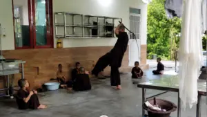 Vụ việc tại chùa Bầu, Phú Thọ gây chú ý với chiếc roi được làm thủ công từ cành cây, liên quan đến hành vi đánh các cháu bé.
