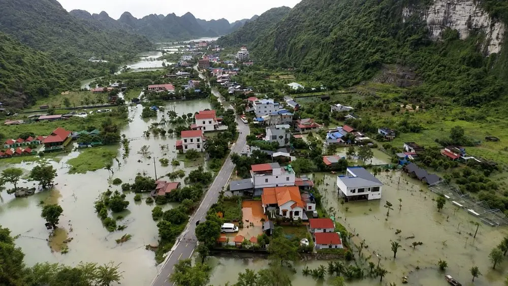 Mưa lớn do bão số 4 và triều cường khiến nhiều khu dân cư, tuyến đường ở Cát Hải, Hải Phòng ngập cục bộ.