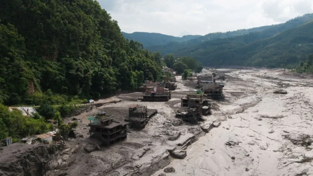 Lũ quét kinh hoàng ở Nepal khiến ít nhất 160 người thiệt mạng. Các nhà khoa học đưa ra nhiều giả thuyết về nguyên nhân thảm họa.