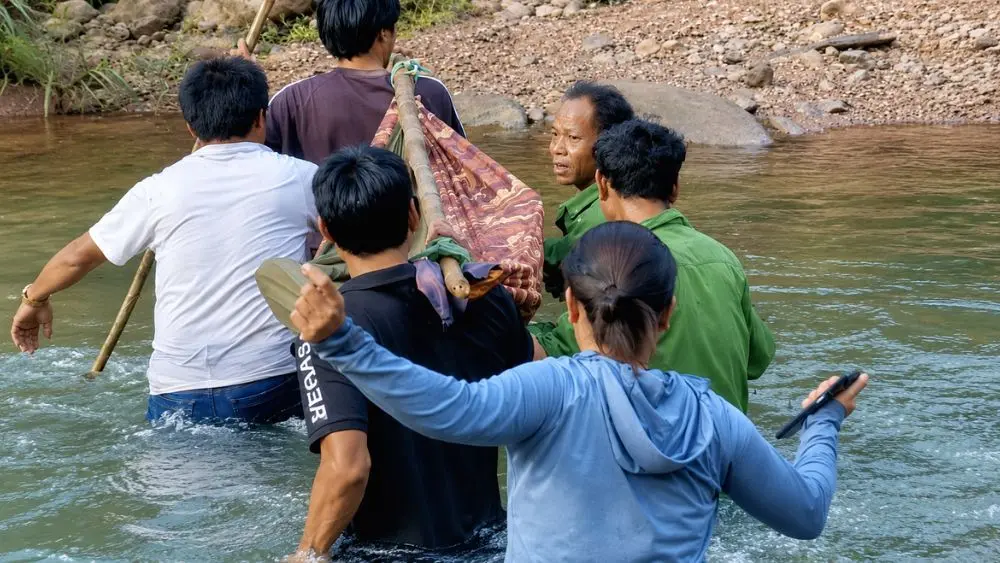 Người dân bản Dốc Mây băng rừng 15km, vượt 4 con suối đưa người bị rắn cắn đi cấp cứu giữa địa hình cách trở.