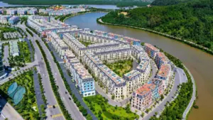 Chủ Khu du lịch quốc tế Đồi Rồng nhận trước gần 5.000 tỷ đồng từ khách hàng, trong khi Vạn Hương lỗ sau thuế hơn 96 tỷ đồng nửa đầu 2026.